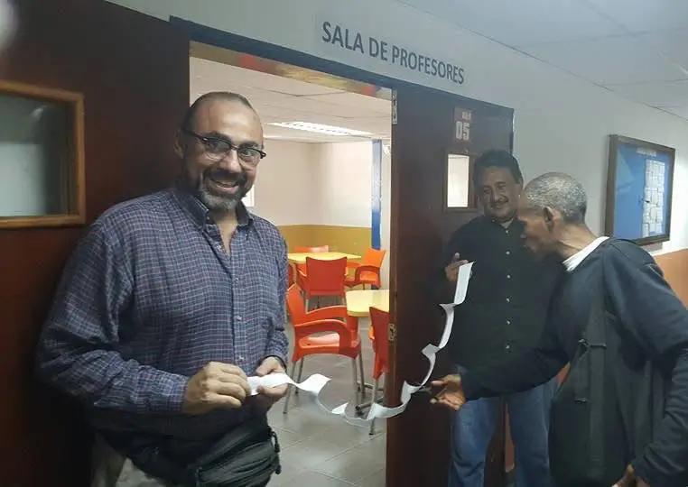 Tony en la sala de profesores, como educador